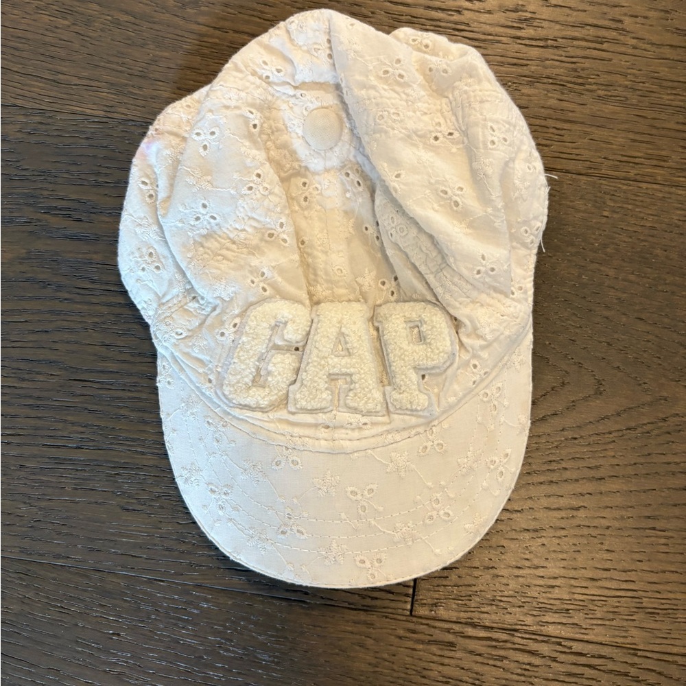 Gap girls white eyelit baseball cap GUC